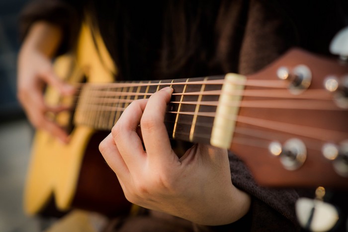 Уроки игры на гитаре с нуля